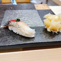京都 鮨 もと樹 - 握り③アジ(ネギと生姜を刻んだ薬味がトッピングされています)