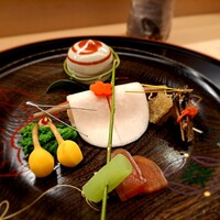 赤坂 菊乃井 - ●【八寸】
                    「花びら寿司　小川唐墨　菜種辛子和え　豆慈姑　千車唐味噌漬け　子持ち昆布　ごまめ　黒豆」