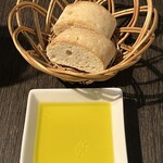 アロッサ - パンとAUS産オリーブオイル