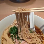 麺亭 しま田 - 大山鶏醤油 特製らぁ麺 麺リフトアップ