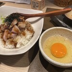 Tokyo Style Noodle ほたて日和 - 炙りチャーシューご飯(卵黄のせ) 350円