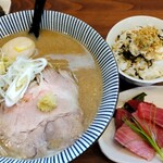 Yaki Miso Ramen Yadoya - 味玉味噌 1150円、今日の海鮮 800円、長崎産生本マグロ刺とズワイガニのネギ和え飯になります