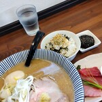 灼味噌らーめん 八堂八 - 味玉味噌 1150円、今日の海鮮 800円、長崎産生本マグロ刺とズワイガニのネギ和え飯になります