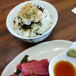 灼味噌らーめん 八堂八 - 今日の海鮮 800円、長崎産生本マグロ刺とズワイガニのネギ和え飯になります