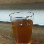 お茶はホットなほうじ茶です～。グラスで来るとこが「味よし」さんらしいですわ・・・