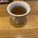 魚源 西舞鶴店 - 温かいお茶。今日は雪が降っていて寒かったので、これは嬉しいですね。