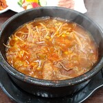 Manna Kankoku Chikin - 牛肉もやしスープ定食1300円。豆もやし、えのき、ネギ、大根、辛いの…好きな物が詰まってました♬