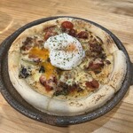大衆オキナワ酒場ゆうじゅ亭 - 半熟卵ののったタコスミートピザ