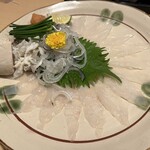 寿し若 - 今回季節のフグを鉄刺で頂きました。フグの身のなめらかさやしっとり感、皮の作り方は一度お店で頂く価値あり！本フグの旨さが染み渡ります。これも1匹の大きなフグだったそう。このボリュームとお味で1980円