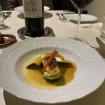 アシエット - 真鯛のポアレ、新鮮で味わい深い！　せっかくの味を温かい状態でサーブして欲しかった。