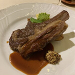 アシエット - 小羊のグリエ、肉も新鮮でソースが絶妙のコクです！