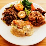 L'ESPRIT ZEN TO WINE - レスプリプレート2000円内税・発酵玄米、地鶏のソテーフリカッセ風、レンズ豆のサラダ、ボロネーゼフレンチ風、ゆで卵自家製マヨネーズソース、葉サラダ