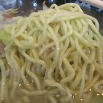 英福 - 麺は中細縮れ麺、硬めの茹で加減です。