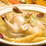 Hanuri - 高麗サムゲタン。職人の手造り参鶏湯です。参鶏湯、進化していきます。でもやはりいくら煮込んでも骨までは。。。圧縮鍋は食材をショック死させると誰かがいっている