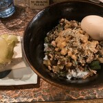 タイニーカフェ - 納豆丼煮卵付き、冷奴