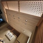Sushi Wa Nogi - 天井には美しい組子細工