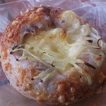 Saku le pain - 玄米ぱんのチーズ&オニオン(\160)