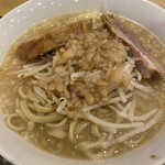 夢みてなんぼ - 妻のラーメン（麺150g）1,050円の方がスープの背脂が目立ちます