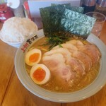 横浜らーめん 吉田家 - チャーシューメン1250円中盛り110円ライス(大)280円