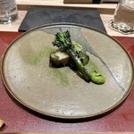 パルコ フィエラ - 鱗揚げ焼き＆炭焼きした羅臼産メヌケのミキュイ、薪焼きブロッコリー、菊菜、パセリ、鮎の魚醤、実家のニンニクのディップ、発酵ほうれん草パウダー
