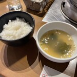 圭 - ご飯（半分盛り）とスープ