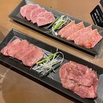 圭 - A5和牛セット（奥）とタン食べ比べセット（手前）のお肉