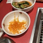 朝鮮飯店 - 辛いネギとオイキムチ