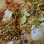 Pizzeria Parentesi - ズッキーニとアンチョビとケーパーの塩味　香草パン粉がけ；アップ