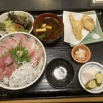 海鮮食堂 うを亀 - 今日のランチは、マグロとシマアジにシラスたっぷり海鮮丼！