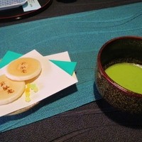 閑臥庵 - お薄と薄焼き煎餅