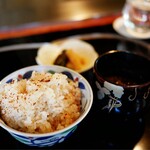 あざみ野うかい亭 - ガーリックライス、赤出汁、漬物