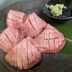 炭火焼肉 まん福 - 特選厚切りタン