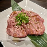 老舗精肉店直送 千種焼肉 飛騨牛の奴隷 千種店 - 特選厚切りタン塩
