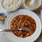 中華みっちゃん - 料理写真:ご飯、スープ、搾菜付き。マーボードーフ 税込900円