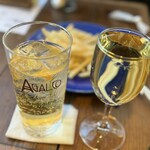 アガリコ 新宿 オリエンタルビストロ - ハイボールをチェイサーに白ワイン