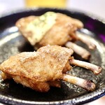 手羽先むすめ - 娘に見立てた手羽先から、２本の生足（骨）を持って食べます