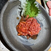 炭火焼肉 牛仁 一番町本店 - 牛ユッケ