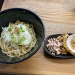 貝ガラ屋 - 濃厚牡蠣まぜ麺ガーリック¥920