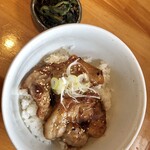 麺屋 千葉 JAPAN Miyagi  - セットの豚ライス(430円)＋ニラなんばん(50円)