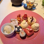 SALON BAKE & TEA - 