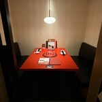 Yakiniku Toraji - 真っ赤なテーブルが目を引く個室！接待やカップルにもおすすめ！