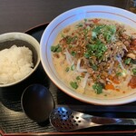 大衆食堂 ぴよ吉 - 料理写真:担々麺アンド無料のライス！