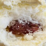 こひる庵 - ゆずあん　白かと想像するや赤いあん！ピールも入っていて甘さ控えめ