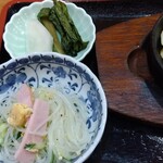 いげた屋 - 小鉢のサラダと香の物