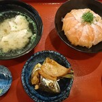 山本屋 魚濱 - 琵琶鱒丼