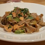 アドゥエパッシ - ◯栗粉のタリアテッレ　スモークサーモンと玉ねぎのソース