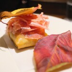 アカ - 生ハムの下には春巻きの皮でクリームコロッケ。中に焼き栗。甘～い。