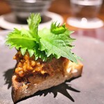 アカ - 生の馬肉パテをタルタルに、大葉と。