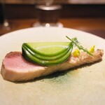 アカ - ブリをシェリービネガーでマリネ。青芯大根との取り合わせが美しい。