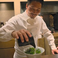 アカ - にんにくとアーモンドバウダーの温かいスープをかけて、10種類のサラダ。